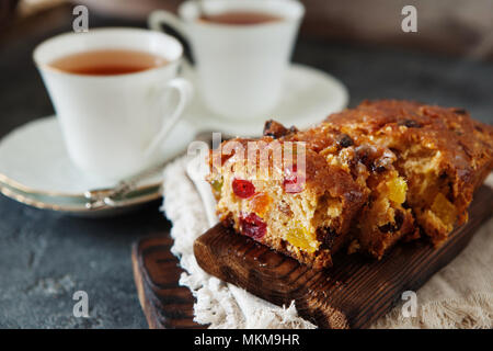 Frutto tradizionale budino torta con frutta secca sulla tavola di legno spazio copia Foto Stock