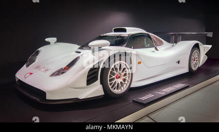 STUTTGART, Germania-Aprile 7, 2017: Bianco 1998 Porsche 911 GT1 Strassenversion (Street versione) nel Museo Porsche. Foto Stock