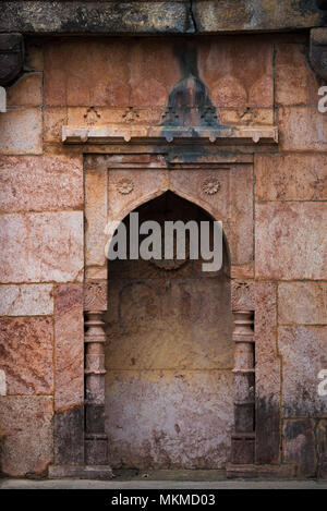 Mandu India, rovine afghano di islam unito, moschea monumento e tomba musulmana, particolari degli interni. Foto Stock