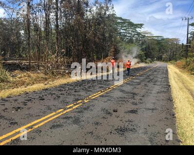 Stati Uniti Indagine geologica scienziati monitorare il Kilauea eruzione vulcanica lungo Leilani Avenue Maggio 6, 2018 in Leilani Estates, Hawaii. La recente eruzione continua distruzione di case, costringendo le evacuazioni e produca lava e gas velenosi sulla Big Island delle Hawaii. Foto Stock