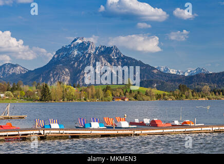 Lago Hopfensee vicino a Füssen, Baviera, Germania Foto Stock