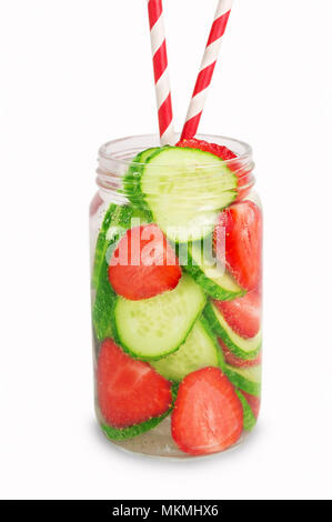 Limonata alla fragola con cetrioli fette. Limonata fatta in casa isolata su sfondo bianco. Bevande per un partito. Fragole e cetrioli nuotare nella sp Foto Stock