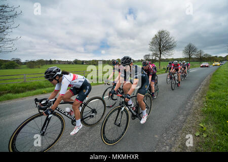 Un gruppo di ciclisti femmina competere nel Tour de Yorkshire 2018, corse su una superficie piana e scenic, campagna lane vicino a Ilkley, North Yorkshire, Inghilterra, Regno Unito. Foto Stock