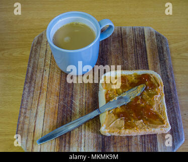 In casa il burro di arachidi e gelatina panino con una tazza di caffè su una tavola di legno immagine con spazio copia in formato orizzontale Foto Stock