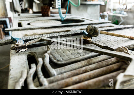Luogo di lavoro di scalpellino di crampi e un martello di gomma Foto Stock