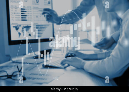 Finanza astratto concetto con persone per discutere i dati finanziari in un business analytics dashboard sullo schermo del computer in background e il mercato azionario inv Foto Stock