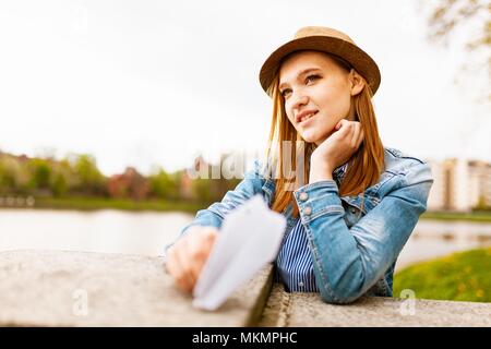 Giovani dai capelli rossi ragazza Foto Stock