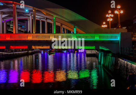 Colori arcobaleno sul ponte di Elgin a Singapore di notte Foto Stock