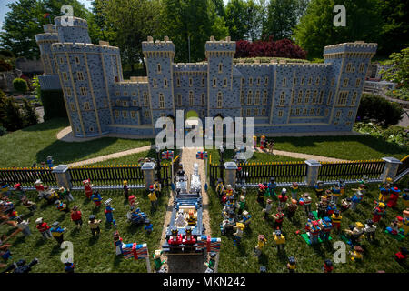 È sotto embargo per 0001 Mercoledì 9 maggio una scena creata in corrispondenza del LEGOLAND Windsor resort raffigurante le nozze imminenti del principe Harry e Meghan Markle completo con un mattone di 39,960 versione del Castello di Windsor che ha preso una squadra di otto Creatori di modello 592 ore per costruire. Foto Stock