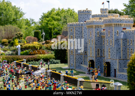 È sotto embargo per 0001 Mercoledì 9 maggio una scena creata in corrispondenza del LEGOLAND Windsor resort raffigurante le nozze imminenti del principe Harry e Meghan Markle completo con un mattone di 39,960 versione del Castello di Windsor che ha preso una squadra di otto Creatori di modello 592 ore per costruire. Foto Stock