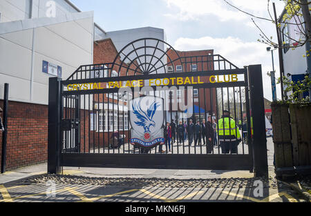 Thornton Heath Crystal Palace a sud di Londra Regno Unito - Cancelli all ingresso del Parco Selhust Crystal Palace football club Foto Stock