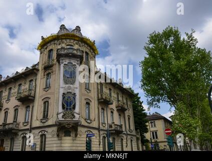 Torino, la Regione Piemonte, Italia. Il 14 aprile 2017. Casa Fenoglio Lafleur è un edificio storico di Torino, emblema dello stile Art Nouveau della città. Foto Stock