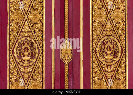 Close-up di porta della Pagoda d'argento presso il Royal Palace, Phnom Penh Cambogia Foto Stock