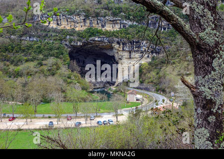 Fiume che scorre attraverso la Porte de l'Arize, ingresso della grotta preistorica Mas-d'Azil, Midi-Pirenei, Pirenei, Francia Foto Stock