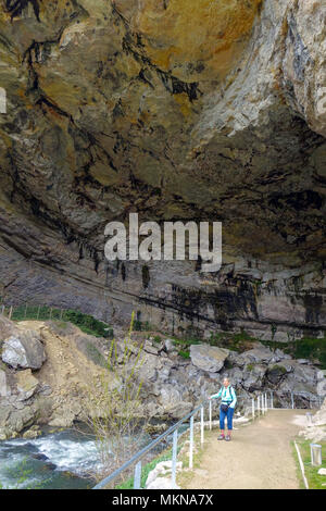 Fiume che scorre attraverso la Porte de l'Arize, ingresso della grotta preistorica Mas-d'Azil, Midi-Pirenei, Pirenei, Francia Foto Stock