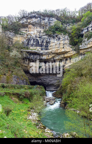 Fiume che scorre attraverso l'entrata sud della grotta preistorica Mas-d'Azil, Midi-Pirenei, Pirenei, Francia Foto Stock