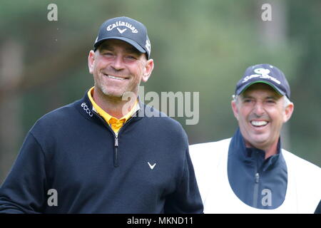 Thomas Bjorn (termina il giorno a -15 sotto par) birdie putt a xiii verde durante il round 3 del 2014 Tour Europeo del BMW PGA Championship di Wentworth Golf Club, Virginia Water, Surrey, Inghilterra. 24 Maggio 2014 --- Image by © Paolo Cunningham Foto Stock