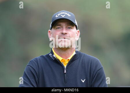 Thomas Bjorn (termina il giorno a -15 sotto par) birdie putt a xiii verde durante il round 3 del 2014 Tour Europeo del BMW PGA Championship di Wentworth Golf Club, Virginia Water, Surrey, Inghilterra. 24 Maggio 2014 --- Image by © Paolo Cunningham Foto Stock