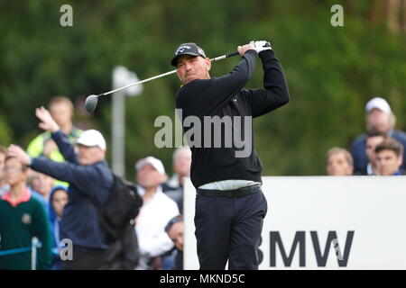 Thomas Bjorn (termina il giorno a -15 sotto par) trazione al XV Tee durante il round 3 del 2014 Tour Europeo del BMW PGA Championship di Wentworth Golf Club, Virginia Water, Surrey, Inghilterra. 24 Maggio 2014 --- Image by © Paolo Cunningham Foto Stock