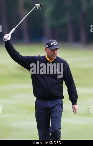 Thomas Bjorn (termina il giorno a -15 sotto par) birdie putt a xiv verde durante il round 3 del 2014 Tour Europeo del BMW PGA Championship di Wentworth Golf Club, Virginia Water, Surrey, Inghilterra. 24 Maggio 2014 --- Image by © Paolo Cunningham Foto Stock