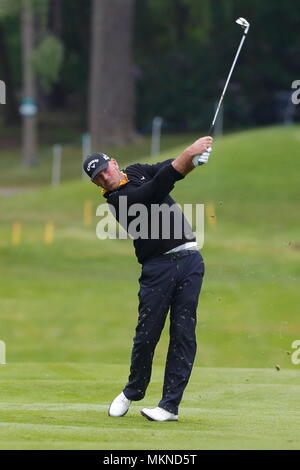 Thomas Bjorn (termina il giorno a -15 sotto par) fairway shot nel verde Quindicesimo verde durante il round 3 del 2014 Tour Europeo del BMW PGA Championship di Wentworth Golf Club, Virginia Water, Surrey, Inghilterra. 24 Maggio 2014 --- Image by © Paolo Cunningham Foto Stock