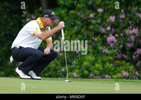 Thomas Bjorn (termina il giorno a -15 sotto par) all'16th verde durante il round 3 del 2014 Tour Europeo del BMW PGA Championship di Wentworth Golf Club, Virginia Water, Surrey, Inghilterra. 24 Maggio 2014 --- Image by © Paolo Cunningham Foto Stock