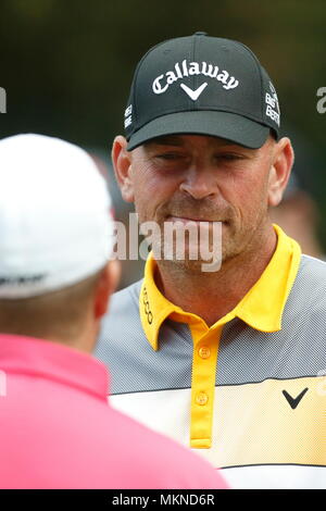 Thomas Bjorn (termina il giorno a -15 sotto par) al raccordo a t17th colloqui con Shane Lowry durante il round 3 del 2014 Tour Europeo del BMW PGA Championship di Wentworth Golf Club, Virginia Water, Surrey, Inghilterra. 24 Maggio 2014 --- Image by © Paolo Cunningham Foto Stock