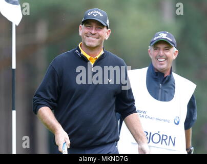 Thomas Bjorn (termina il giorno a -15 sotto par) birdie putt a xiii verde durante il round 3 del 2014 Tour Europeo del BMW PGA Championship di Wentworth Golf Club, Virginia Water, Surrey, Inghilterra. 24 Maggio 2014 --- Image by © Paolo Cunningham Foto Stock