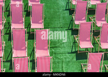 A strisce rosse e bianche sedie a sdraio a Bournemouth Dorset, Regno Unito nel mese di maggio Foto Stock