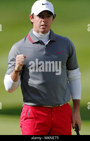 Rory McIlroy celebra prendendo il piombo e la finitura a -14 sotto par al diciottesimo verde durante il round finale del 2014 Tour Europeo del BMW PGA Championship di Wentworth Golf Club, Virginia Water, Surrey, Inghilterra. 25 Maggio 2014 --- Image by © Paolo Cunningham Foto Stock