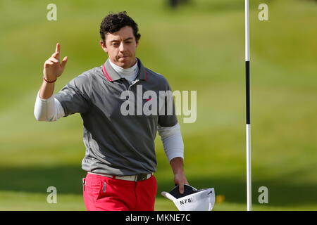 Rory McIlroy celebra prendendo il piombo e la finitura a -14 sotto par al diciottesimo verde durante il round finale del 2014 Tour Europeo del BMW PGA Championship di Wentworth Golf Club, Virginia Water, Surrey, Inghilterra. 25 Maggio 2014 --- Image by © Paolo Cunningham Foto Stock