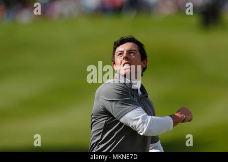 Rory McIlroy celebra prendendo il piombo e la finitura a -14 sotto par al diciottesimo verde e lancia la palla alla folla durante il round finale del 2014 Tour Europeo del BMW PGA Championship di Wentworth Golf Club, Virginia Water, Surrey, Inghilterra. 25 Maggio 2014 --- Image by © Paolo Cunningham Foto Stock