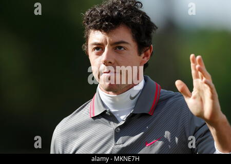 Rory McIlroy celebra prendendo il piombo e la finitura a -14 sotto par al diciottesimo verde e lancia la palla alla folla durante il round finale del 2014 Tour Europeo del BMW PGA Championship di Wentworth Golf Club, Virginia Water, Surrey, Inghilterra. 25 Maggio 2014 --- Image by © Paolo Cunningham/Corbis2 Foto Stock