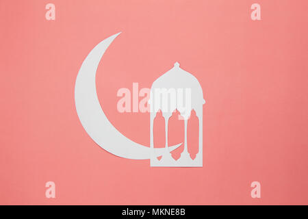 Table top visualizza immagine aerea di decorazioni Ramadan Kareem holiday  sfondo.piatto oggetti laici DIY accessori carta tagliata luna con stella e  l Islam Foto stock - Alamy