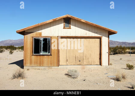 Abbandonato homestead, Deserto Mojave, il californiano High Desert, sotto un cielo blu. Foto Stock