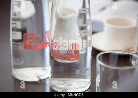 Bottiglie di acqua al comportamento finanziario competente (FCA) uffici, Nord colonnato, Docklands di Londra. Il logo del marchio aziendale è chiaramente visualizzato Foto Stock