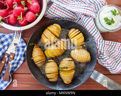 Hasselback rustico con patate di timo fresco e sale marino Foto Stock