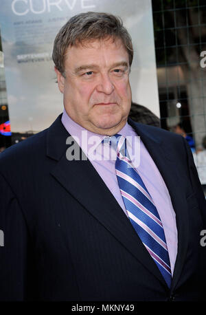 John Goodman  102 presso il problema con la curva Premiere al Westwood Village Theatre di Los Angeles.John Goodman  102 Red Carpet Event, verticale, STATI UNITI D'AMERICA, industria cinematografica, celebrità, fotografia, Bestof, arte cultura e intrattenimento, Topix celebrità moda / Verticale, meglio di, evento nella vita di Hollywood - California, moquette rossa e dietro le quinte, USA, industria cinematografica, celebrità, movie celebrità, personaggi televisivi, musica celebrità, fotografia, Bestof, arte cultura e intrattenimento, Topix, headshot, verticale, una persona, a partire dall'anno 2012 , inchiesta tsuni@Gamma-USA.com Foto Stock