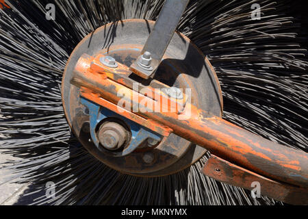 Close up della scopa industriale ruota utilizzata per la costruzione di strade e la riparazione Foto Stock