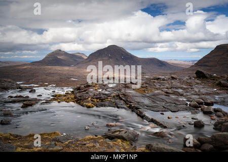 Beinn un Eoin e Baosbheinn due Corbetts nel telecomando Flowerdale area forestale tra Torridon e a Poolewe nel Nord Ovest Highlands della Scozia Foto Stock