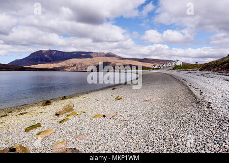 Ben più Coigach la cresta del vertice dalla spiaggia di ghiaia a Ardmair Bay sulla costa scozzese di Assynt Nord Ovest Highlands della Scozia Foto Stock