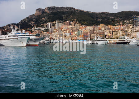 Principato di Monaco, skyline della città dal mare Foto Stock