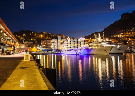 Principato di Monaco di notte, yacht di lusso al Porto Ercole waterfront Foto Stock