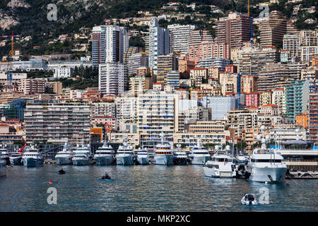 Principato di Monaco, il centro città dal porto di mare, densamente popolata del paesaggio urbano Foto Stock