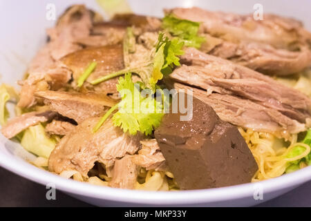 Pollo e d'anatra noodle su sfondo.CHIUSO Foto Stock