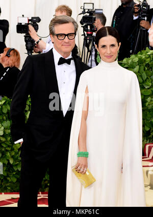 Colin Firth e Livia Giuggioli frequentando il Metropolitan Museum of Art Costume Institute Gala benefici 2018 in New York, Stati Uniti d'America Foto Stock
