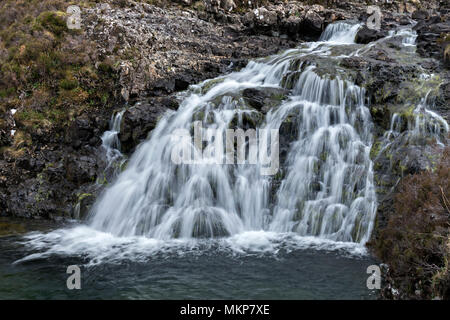 Cascata del torrente di montagna di Allt Dearg Mor, Sligachan, Isola di Skye, Scotland, Regno Unito Foto Stock