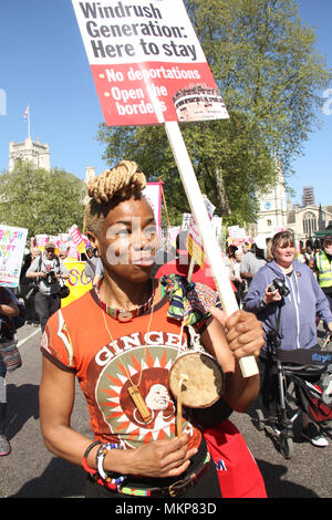 Whitehall, Londra - Regno Unito: 5 maggio 2018. Centinaia di persone si sono unite a marzo per Windrush a Whitehall il 5 maggio, per protestare contro il "ambiente ostile" che ha come obiettivo la generazione di Windrush. Una generazione di persone che erano stati invitati provenienti da paesi del Commonwealth come cittadini del Regno Unito sono state oggetto di deportazione from​ ​ the​ ​UK. Credito: David Mbiyu /Alamy Live News Foto Stock