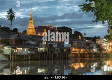 Chanthaboon waterfront al crepuscolo Foto Stock