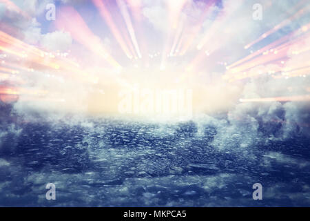 Immagine del percorso astratto al cielo o il cielo. vedere la luce di un concetto o di un modo per la libertà Foto Stock